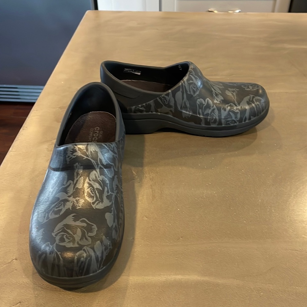 Crocs dansko size 6W women’s